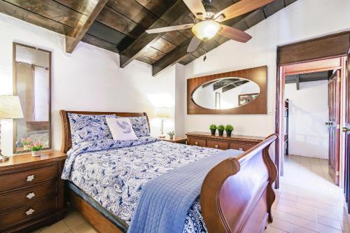 um quarto com uma cama e uma ventoinha de tecto em Villa Vegent-All equipped Retreat em Antigua Guatemala