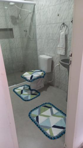 a bathroom with a toilet and a glass shower at Casa no Centro Bananeiras-PB in Bananeiras