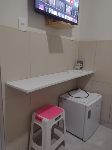 lavadero con lavadora y TV en Mini suíte Atitude Maragogi Centro en Maragogi