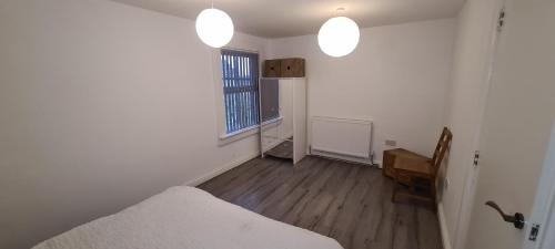 una stanza vuota con un letto e una finestra di Cosy one bedroom Apartment a Liverpool
