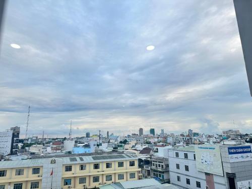Blick auf die Skyline der Stadt mit Gebäuden in der Unterkunft Rich Hotel in Cần Thơ