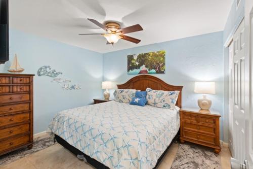 - une chambre avec un lit et un ventilateur de plafond dans l'établissement South Seas Beach Villa 2412 condo, à Captiva