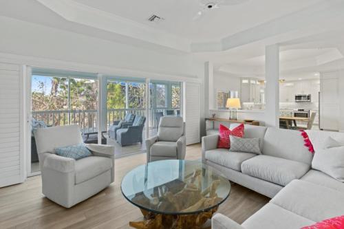 Гостиная зона в 5294 Umbrella Pool Rd home