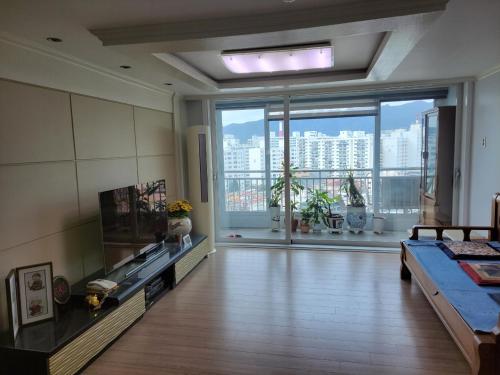 ein großes Wohnzimmer mit einem großen Fenster mit Aussicht in der Unterkunft Green Homestay - Foreigner Only in Seoul