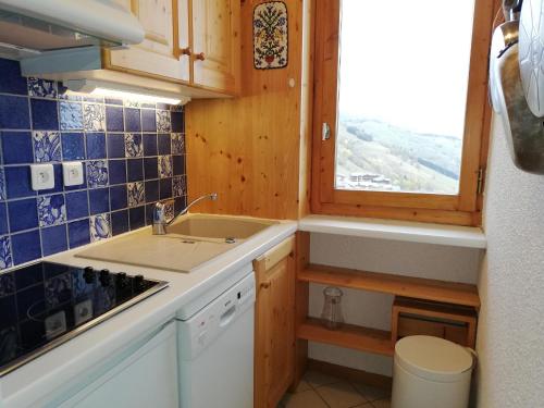 a small kitchen with a sink and a window at Appartement Valmorel, 2 pièces, 4 personnes - FR-1-356-188 in Valmorel