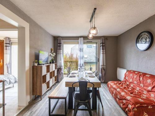 un salon avec une table et un canapé dans l'établissement Chalet mitoyen avec terrasse et parking à Cauterets - FR-1-401-269, à Cauterets