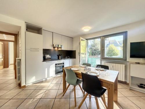 une cuisine et une salle à manger avec une table et des chaises dans l'établissement Chamonix: Appartement 3 pièces, 6 pers, balcon, garage, Wifi - FR-1-507-74, à Chamonix-Mont-Blanc