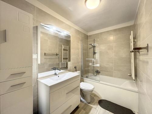 a bathroom with a sink and a toilet and a tub at Chamonix: Appartement 3 pièces, 6 pers, balcon, garage, Wifi - FR-1-507-74 in Chamonix-Mont-Blanc
