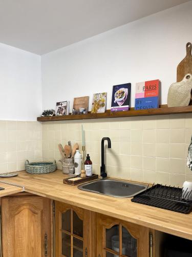 une cuisine avec un évier et un plan de travail dans l'établissement Tiny house 15min away from Opera Garnier, à Argenteuil