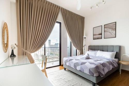 um quarto com uma cama e uma grande janela em 9min drive to City Highfloor Aprmt City Skyline View Water Purifier em George Town