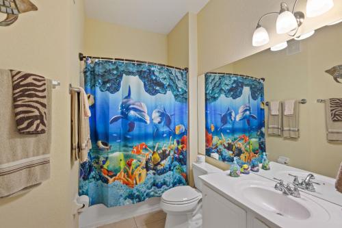 オーランドにあるExecutive 3 Bedroom Villa at Universal,Convention Center, Vista Cayのバスルーム(水族館付きのシャワーカーテン付)