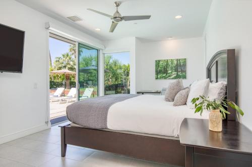 um quarto com uma cama grande e uma televisão em Polo Villa 3 by AvantStay Backyard Retreat w Pool, Spa & Firepit 260-328 6 bedrooms em La Quinta
