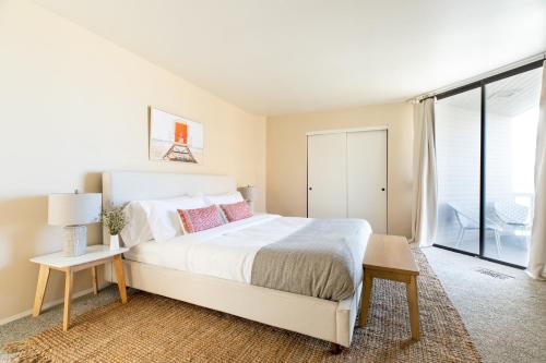 - une chambre avec un lit et une grande fenêtre dans l'établissement Belmont by AvantStay 3BR Home on Mission Beach Ocean Views, à San Diego