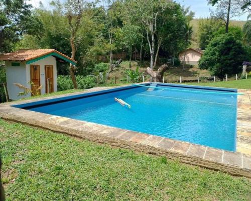 - une piscine dans la cour d'une maison dans l'établissement Casa de Campo: Sítio Santa Helena-Mendes RJ, à Mendes
