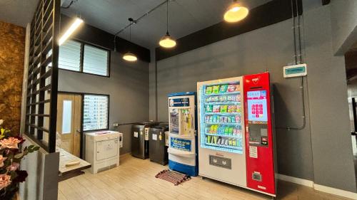 uma sala com duas máquinas de venda automática num quarto em The Loft Living Space em Samut Prakan
