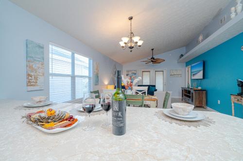 PALM COVE VACATION HOME- One level, Community pool, Pet Friendly photo 27