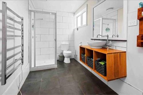een badkamer met een wastafel en een toilet bij Historic Bank Conversion in Saint Marys