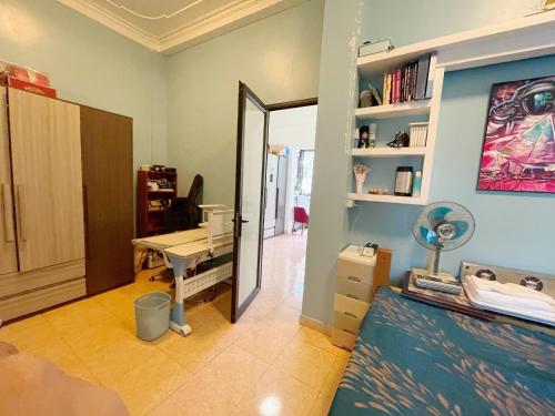 Habitación con escritorio, mesa y espejo. en Lee Homestay, en Hanói