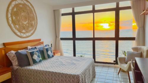 1 dormitorio con cama y vistas al océano en Flat 711 Golden Beach, en Recife