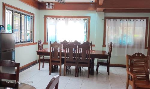 uma sala de jantar com uma mesa e cadeiras e uma janela em Magooz Homestay em Magamomo
