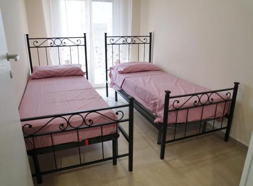 dos camas sentadas una al lado de la otra en una habitación en Residence daniele ATTICO VISTA MARE, en Borgo Sabotino