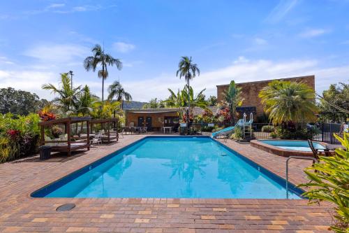 una imagen de una piscina en una casa en Sanctuary Resort Motor Inn, en Coffs Harbour
