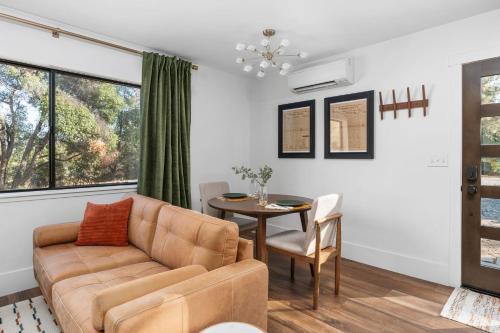 a living room with a couch and a table at Manzanita Rest in Mariposa