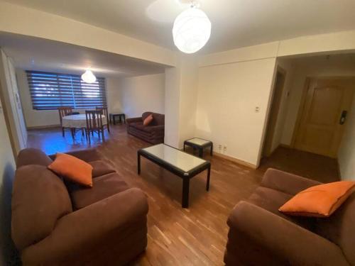 ein Wohnzimmer mit einem Sofa und einem Tisch in der Unterkunft Apartamento en la Av. Arce in La Paz