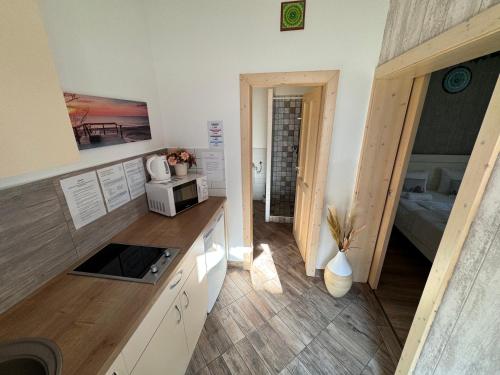 Cuisine ou kitchenette dans l'établissement Safit Mandala - Romantic City Apartment near Flexum Thermal Spa