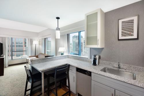 cocina con fregadero y encimera en Residence Inn by Marriott Boston Back Bay/Fenway, en Boston