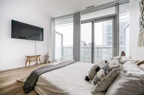 um quarto com uma cama grande e uma janela grande em Downtown Toronto Gem em Toronto