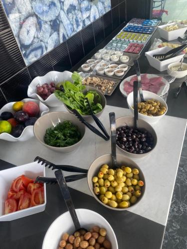une table recouverte de bols de différents types de denrées alimentaires dans l'établissement İn The Middle Hotel, à Antalya