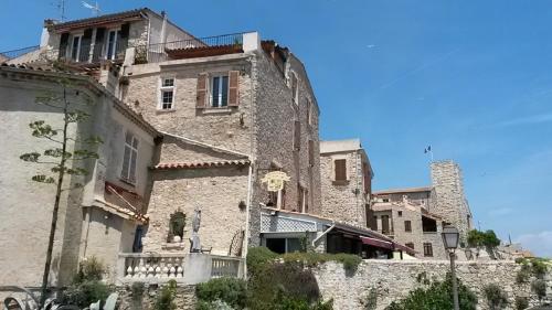 an old stone building with a balcony in front of it at Safranier Townhouse in Antibes