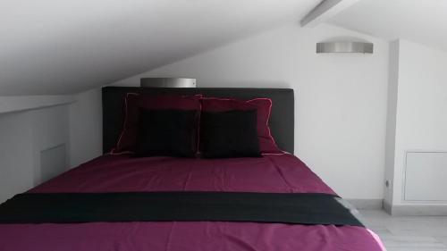 - une chambre avec un lit et une couverture violette dans l'établissement Safranier Townhouse, à Antibes