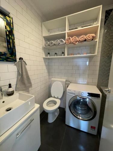 La salle de bains est pourvue d'un lave-linge et d'un lavabo. dans l'établissement Martin’s flat in the city centre, à Ljubljana