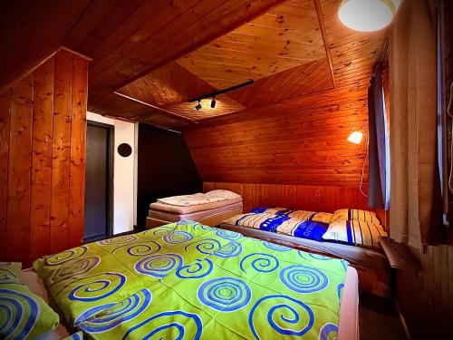 - une chambre avec 2 lits dans une pièce en bois dans l'établissement Chata na Liptove, à Liptovská Porúbka