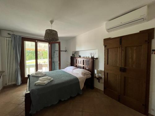 een slaapkamer met een bed en een raam bij Casa Sant Angelo in Pesaro