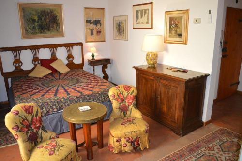 um quarto com uma cama, uma mesa e cadeiras em The secret garden em Florença