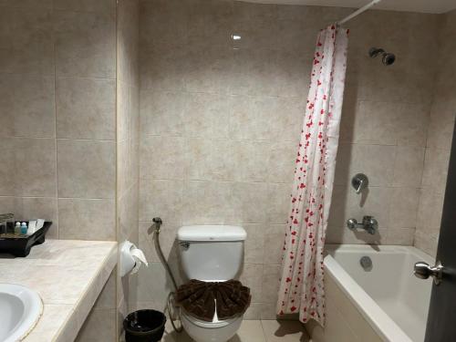 uma casa de banho com um WC, uma banheira e um lavatório. em H.R.K.Resort em Patong Beach