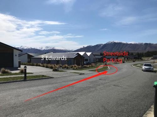 una línea roja en una calle con un coche en la carretera en 3 Edwards en Lake Tekapo