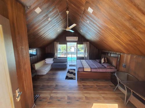 a room with a bed and a ceiling with wood at Da Shack in Mandi