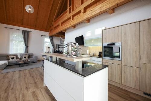 eine Küche mit einer Arbeitsplatte und ein Wohnzimmer in der Unterkunft Landhofmühle in Eltendorf