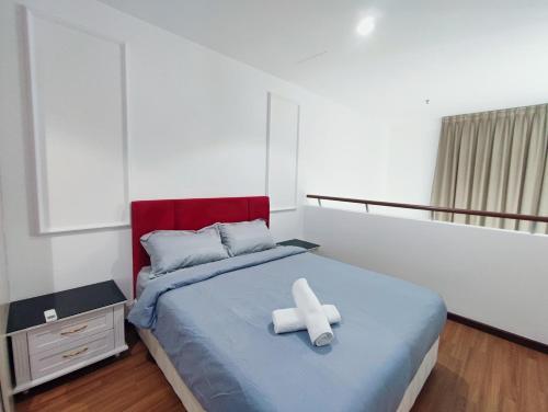 een slaapkamer met een bed met een wit voorwerp erop bij I-City & I-Soho, Shah Alam I-City Mall Walking Distance, Luxury Room in Shah Alam