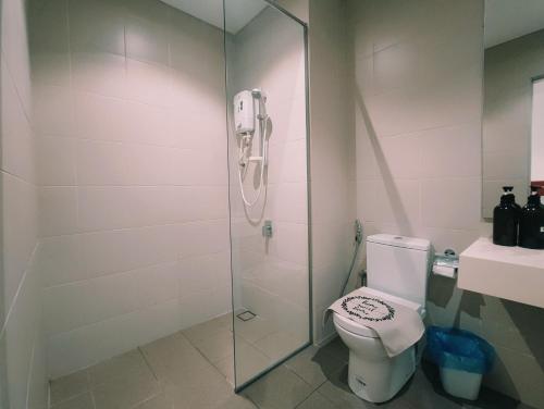 een badkamer met een douche, een toilet en een wastafel bij I-City & I-Soho, Shah Alam I-City Mall Walking Distance, Luxury Room in Shah Alam
