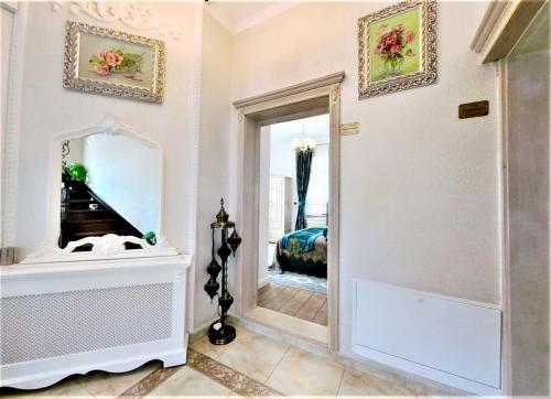 Una habitación con espejo y una cama en una habitación en Vila Maresal, en Buşteni