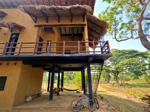 ein blaues Fahrrad, das vor einem Gebäude geparkt ist in der Unterkunft The Loft by the Lake in Kurunegala
