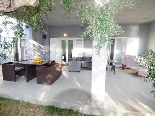 Spacious and modern apartment directly on the beach in Klek 70 km away from Dubrovnik في كليك: غرفة معيشة مع طاولة وكراسي