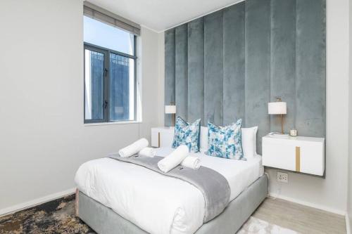Katil atau katil-katil dalam bilik di Trendy Apartment in Century City