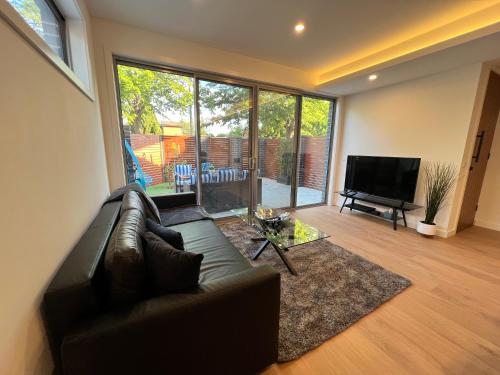 Una televisión o centro de entretenimiento en Stunning Dickson Luxe 3BR 2Bath Double Garage WiFi Brand New Home