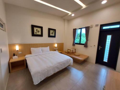 員山鄉的住宿－大湖森旅，卧室设有一张白色大床和一扇窗户。